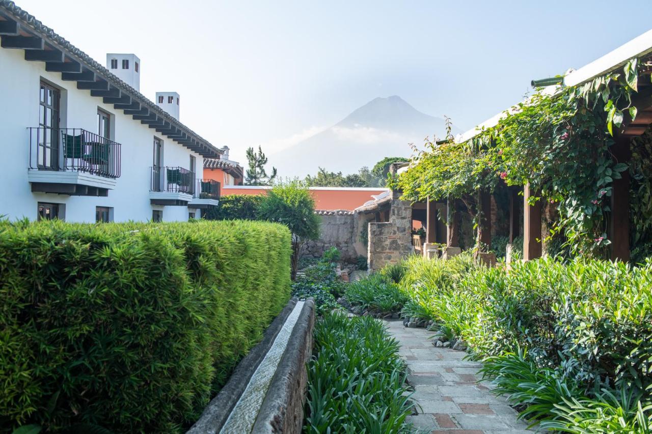 Hotel Museo Spa Casa Santo Domingo Antigua Exterior foto View of the hotel with the volcano in the background